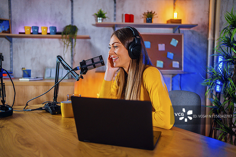 年轻女电台主持人图片素材
