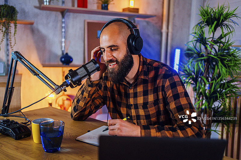 男子录制播客图片素材