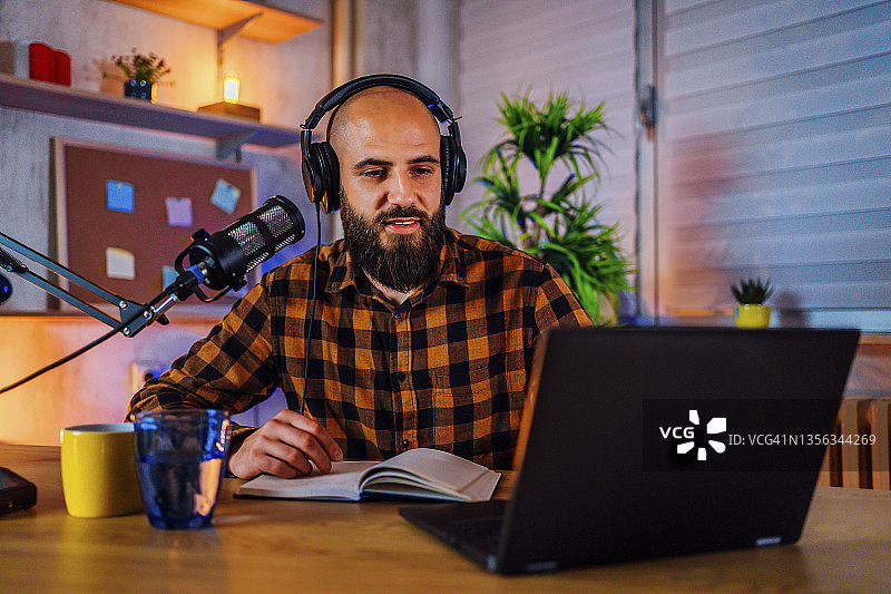 男人在线播客图片素材