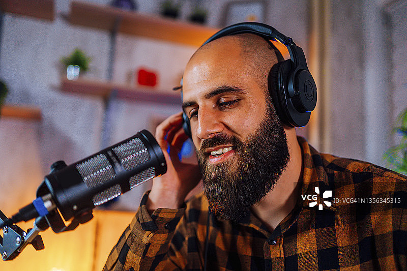 成功的电台主持人图片素材