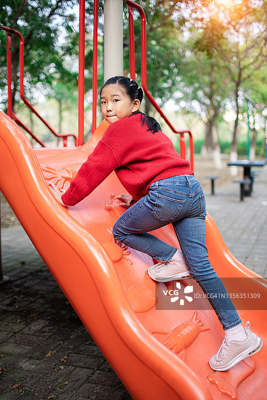 正在攀爬的小女孩图片素材