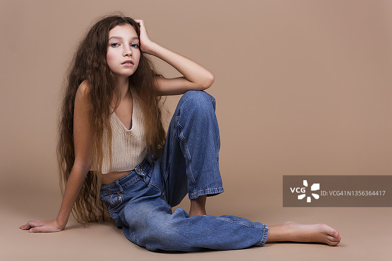 漂亮的年轻女子化妆的肖像图片素材