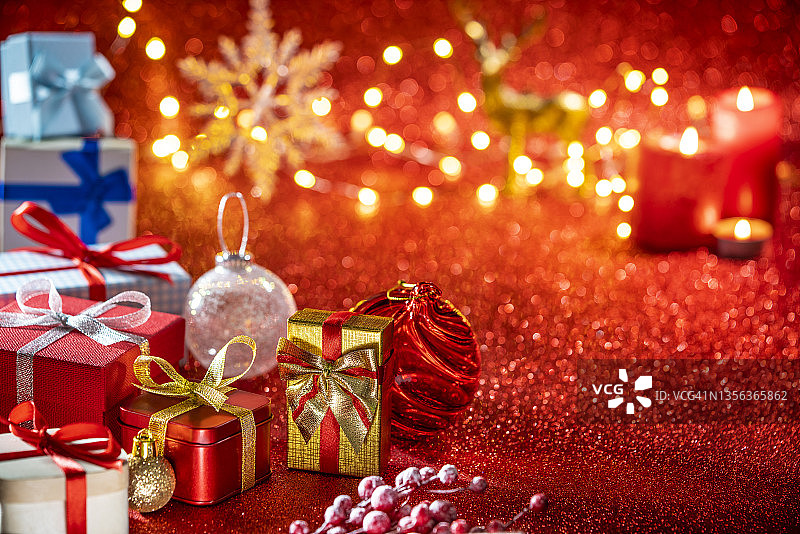 红色节日背景中的圣诞礼物盒图片素材