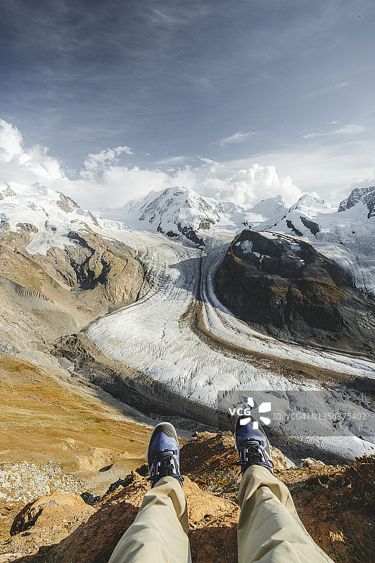 游客欣赏采尔马特戈尔内冰川的个人视角图片素材