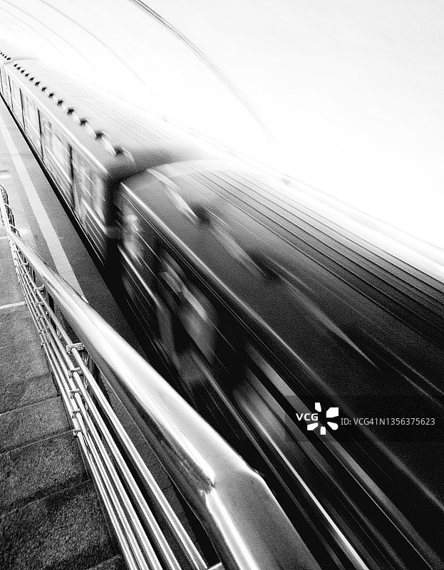 长曝光移动的地铁列车图片素材