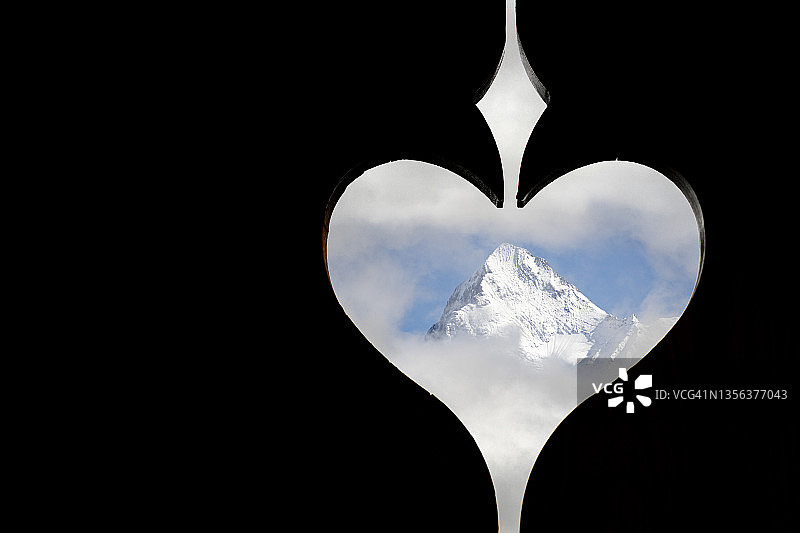 瑞士艾格峰心形孔景观图片素材