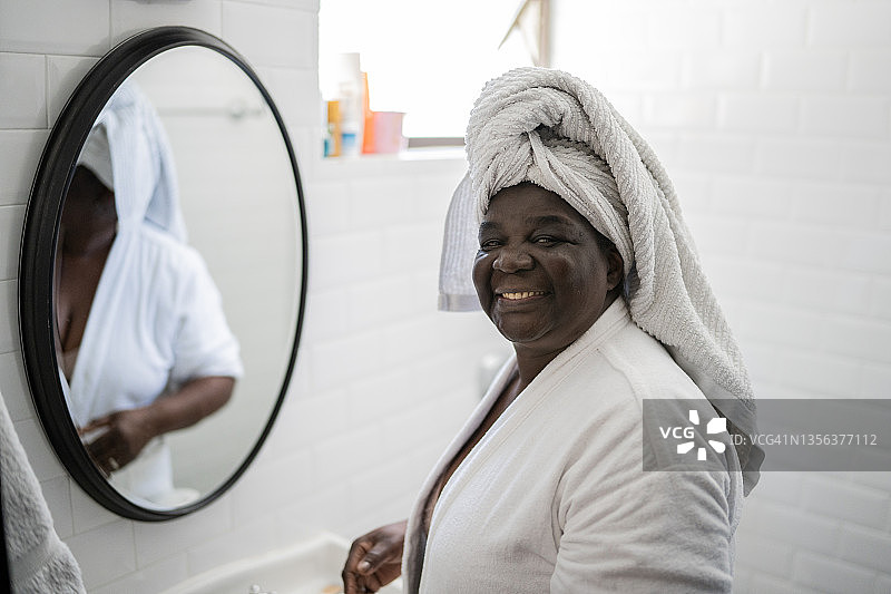 一位女性在家里浴室里的肖像图片素材