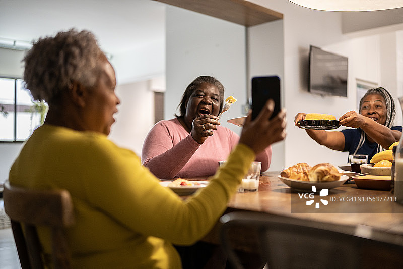 老年朋友在家休息时用手机视频通话图片素材