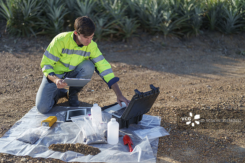 土壤科学家在农田进行土壤采样、测量、收集和分析数据。图片素材