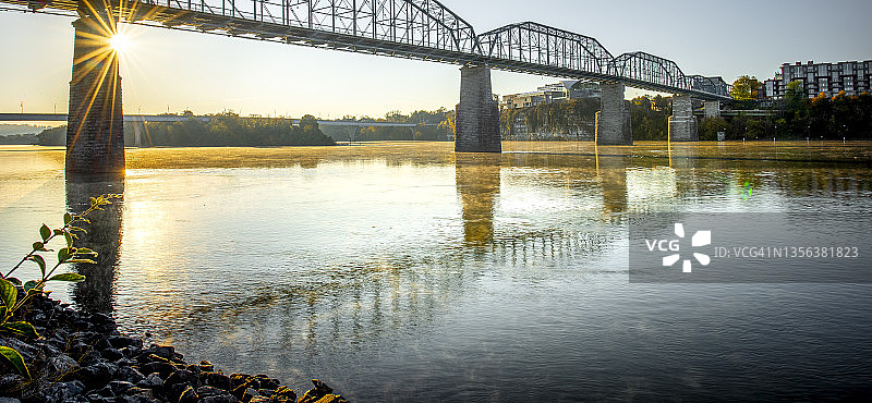 日出时分的河流桥梁景观图片素材