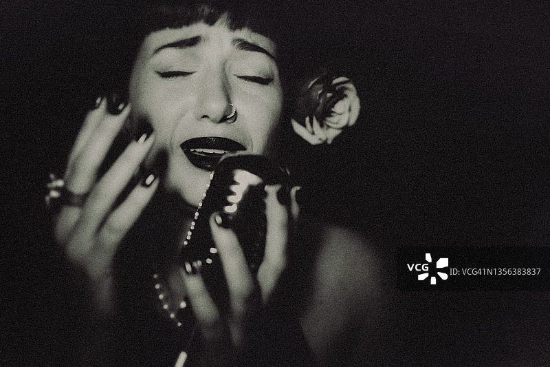 夜晚的歌者——充满情感的夜晚！图片素材