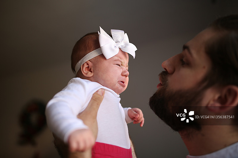 父亲和他的小女儿说话图片素材