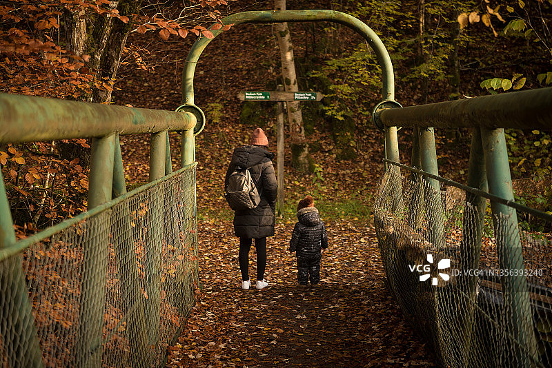 母子在苏格兰高地森林的指示牌前图片素材
