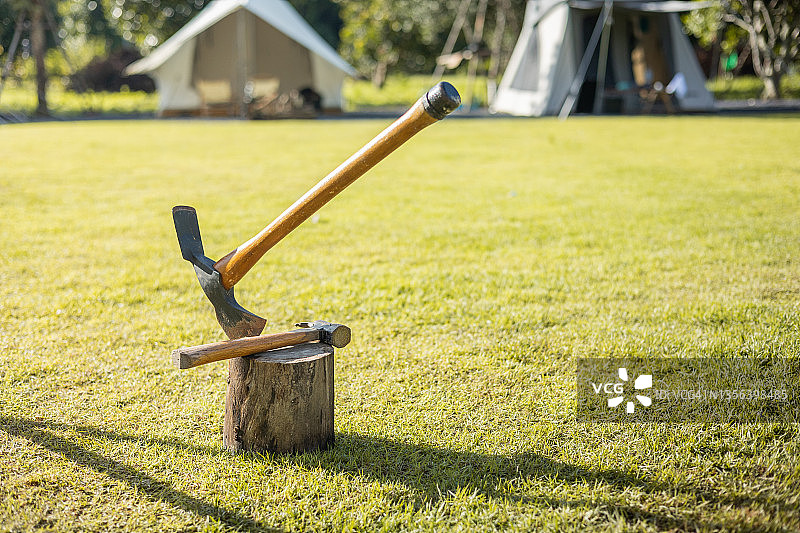 用于砍伐树木的旧斧头图片素材