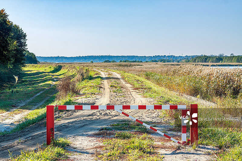 波兰布格河沿岸堤坝上手动吊杆式护栏图片素材