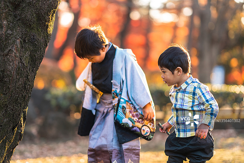 兄弟在公园里一起玩耍图片素材