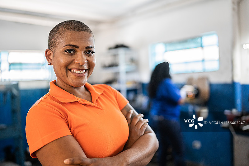 女人在汽车修理店里修车图片素材