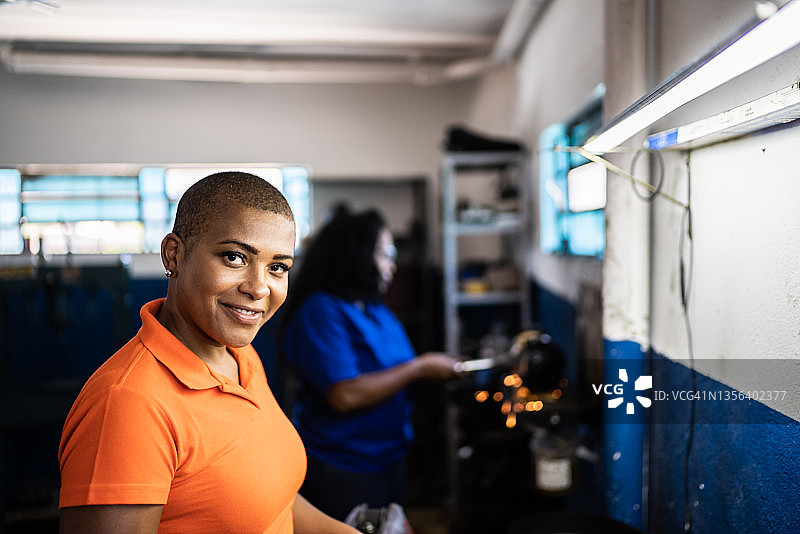 女人在汽车修理店里修车图片素材