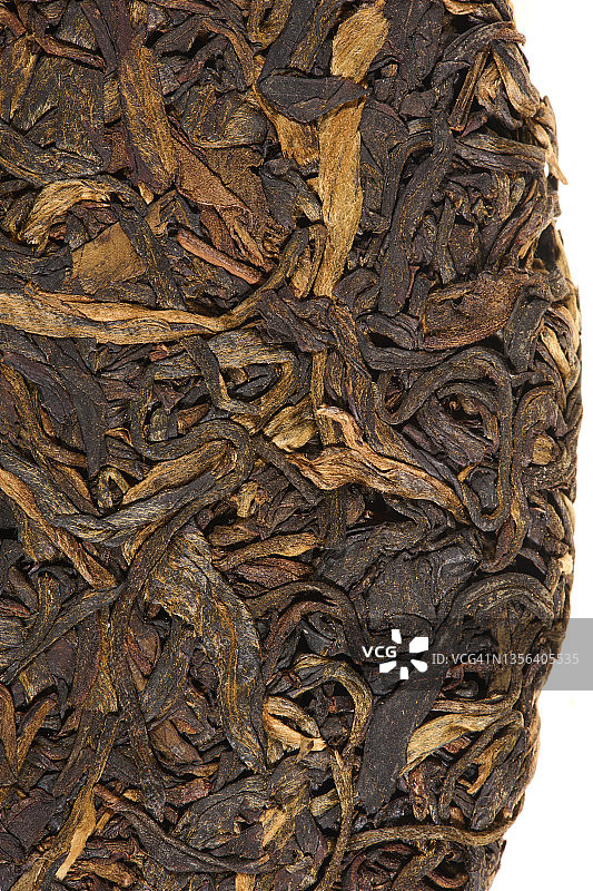 白色背景上的黑色干茶叶图片素材