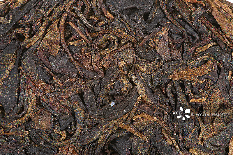芳香的黑色干茶，白色背景图片素材