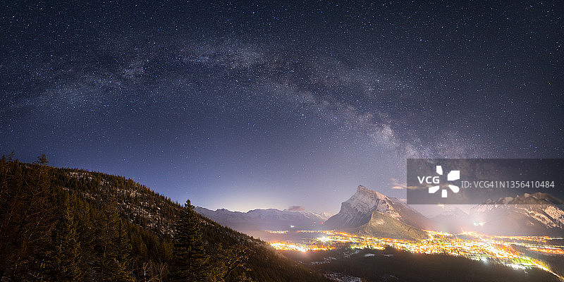 班夫国家公园的完整银河拱门图片素材