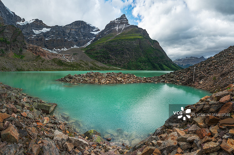 加拿大艾伯塔省班夫国家公园的切弗伦湖上方的切弗伦山图片素材