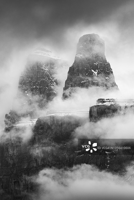 班夫国家公园艾森豪威尔塔笼罩在薄雾中（加拿大艾伯塔省）图片素材