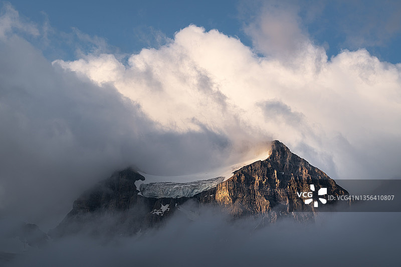 加拿大阿西尼博因山省立公园，雾中马戈格山图片素材