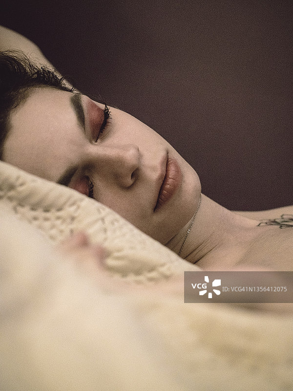 睡着的女性的肖像图片素材