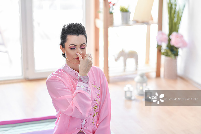 现代瑜伽师在家中工作室进行呼吸练习图片素材