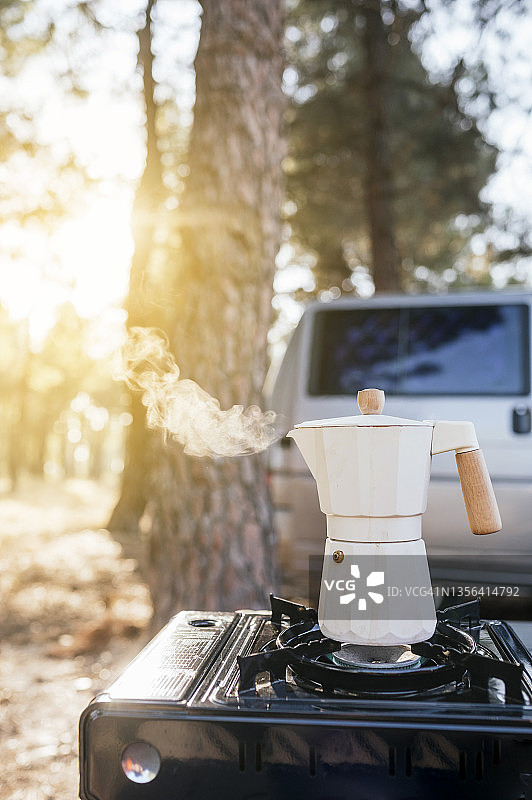 森林中煮咖啡的白色咖啡壶图片素材