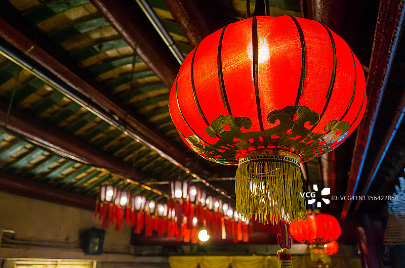 香港寺庙中点亮的中国灯笼图片素材
