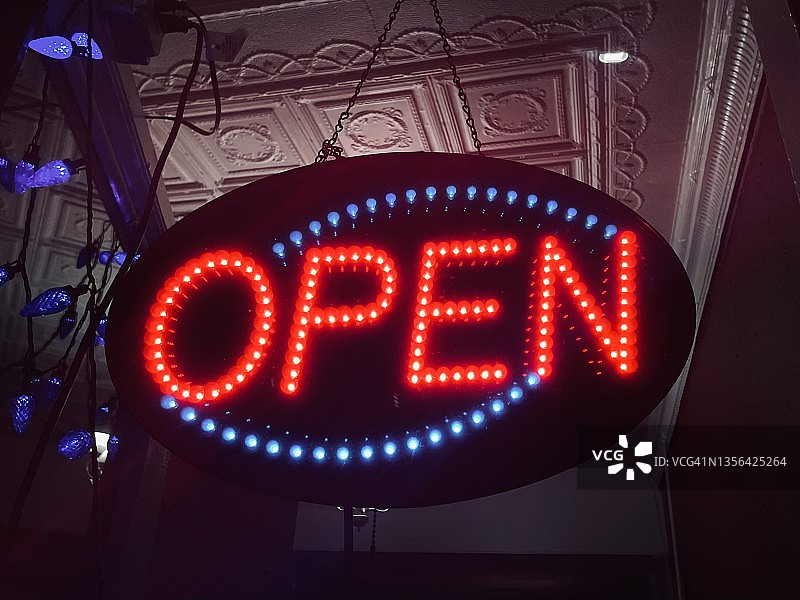 商店橱窗中的光照开放标志图片素材