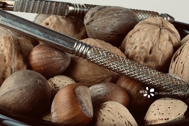 坚果零食和开壳器图片素材