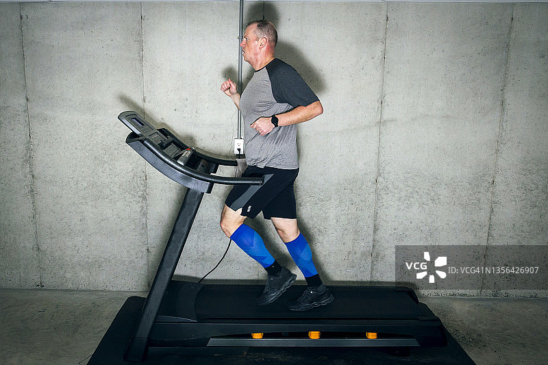 在跑步机上跑步图片素材