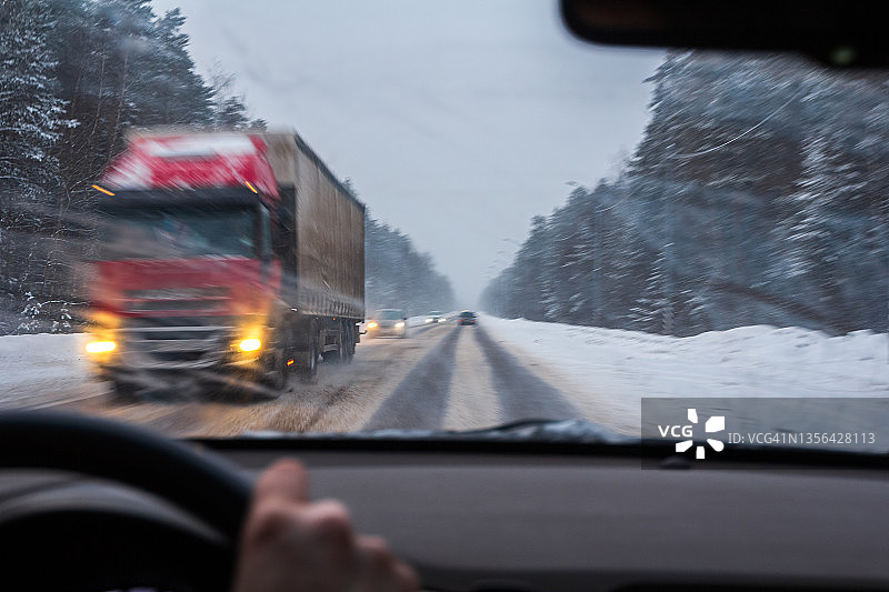 雪天冬季道路汽车卡车模糊交通景象图片素材