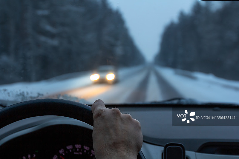 在黑暗的下雪天气中行驶图片素材