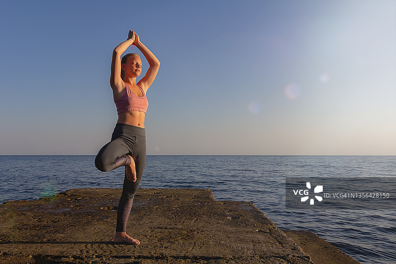 树式瑜伽姿势图片素材