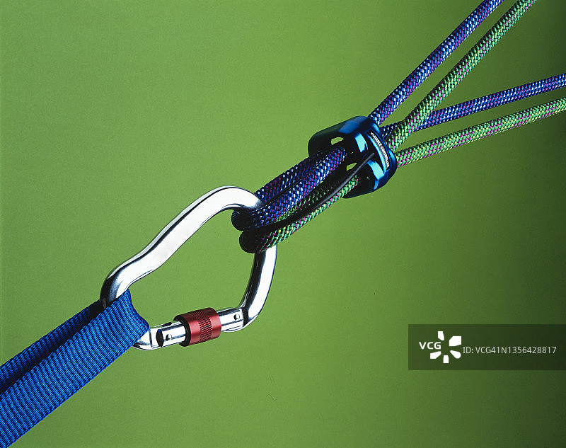 连接到攀岩绳的登山扣图片素材