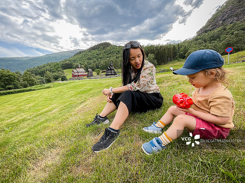 母亲和孩子在一个田园诗般的地方放松身心图片素材