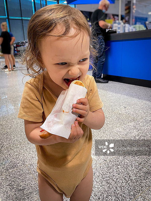 儿童吃热狗图片素材