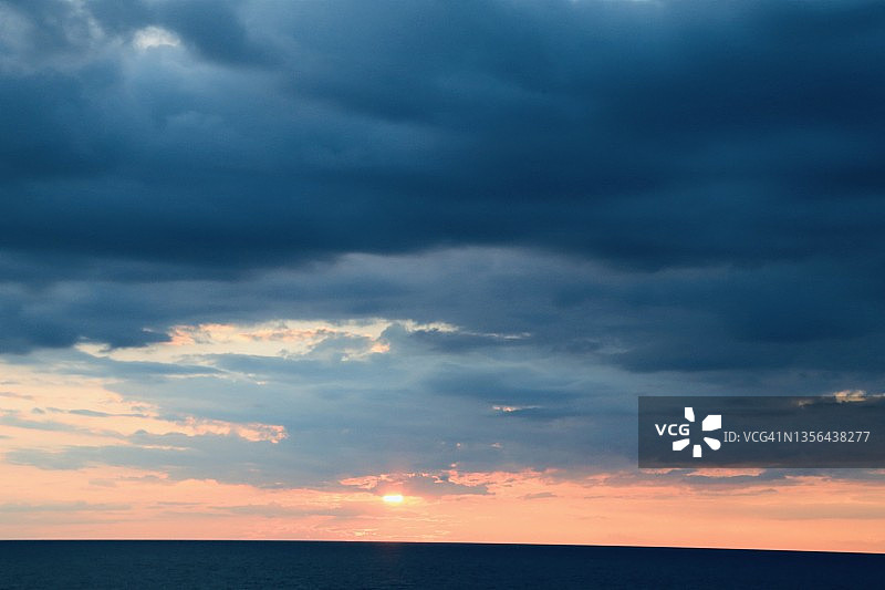 伊利湖上的壮丽日落图片素材