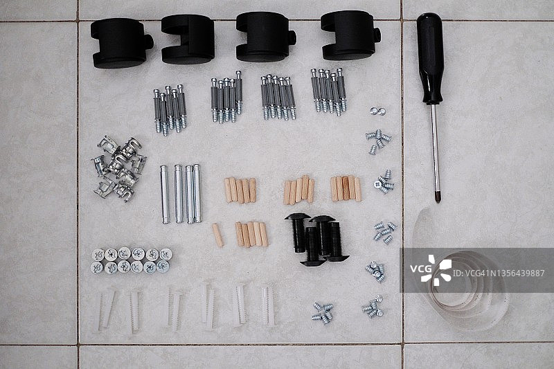 带有整齐螺丝、锚和轮子的木制家具图片素材