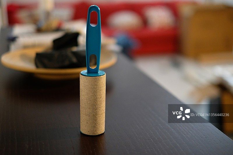 用刷子清除家具上的粘性棉绒图片素材