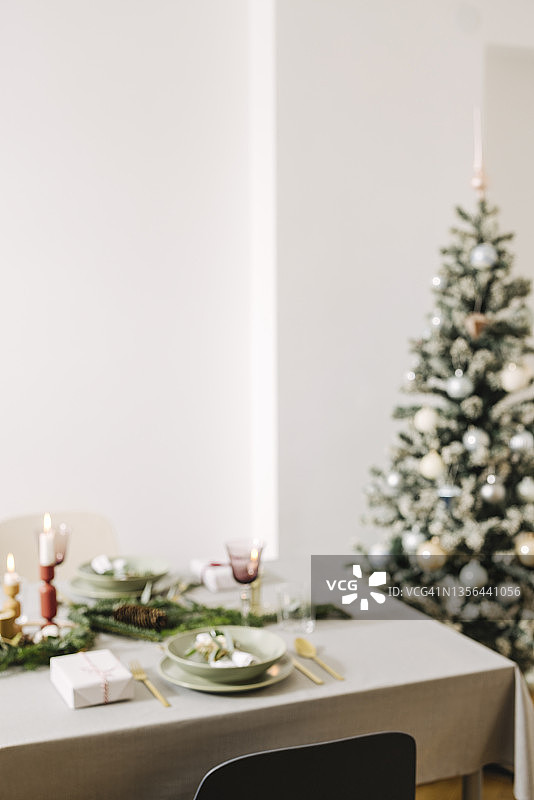 新年准备：家中优雅的圣诞餐桌布置（虚焦镜头）图片素材