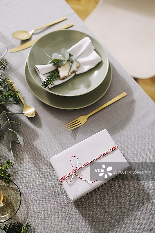 新年夜准备：优雅的圣诞餐桌布置图片素材