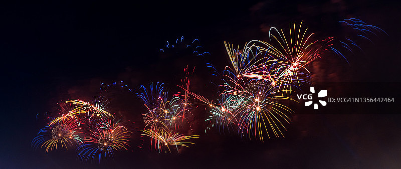 纽约东河上的7月4日烟花图片素材