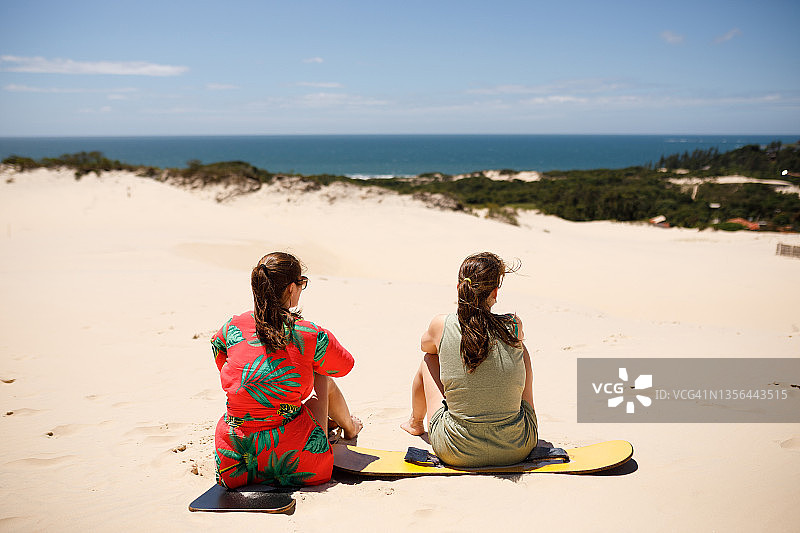 坐在沙滩上看海的女人图片素材
