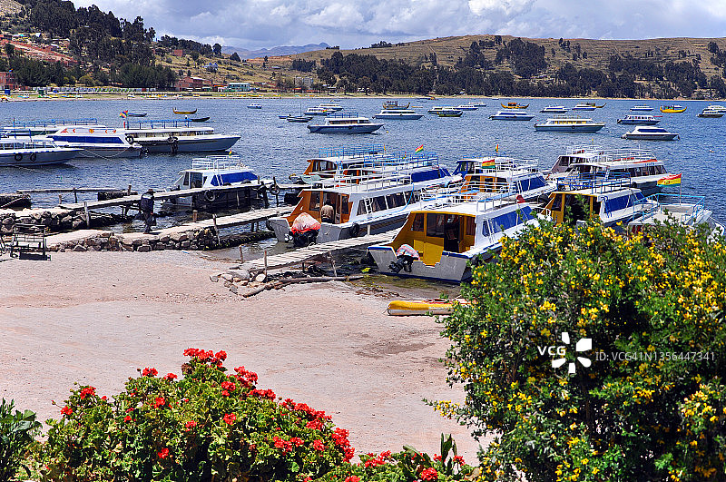的的喀喀湖岸边的船只，科帕卡巴纳，玻利维亚图片素材