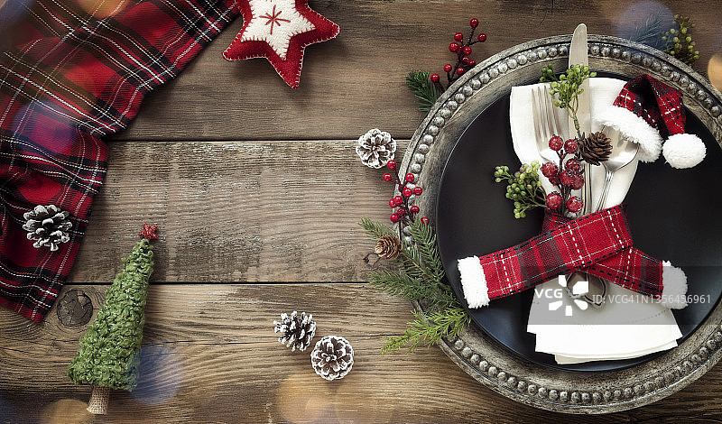 旧木桌上的节日圣诞餐盘图片素材